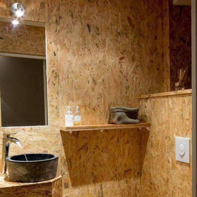 Panneaux de panneaux OSB3 de qualité industrielle, épaisseur 18 mm, surface finie en bois de peuplier, taille standard 1220x2400 mm, extérieur